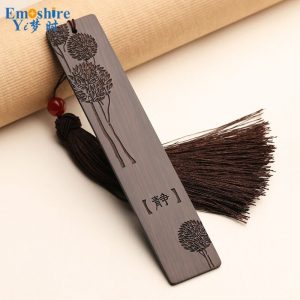 Separador de Madera Caoba con creativos diseños tallados